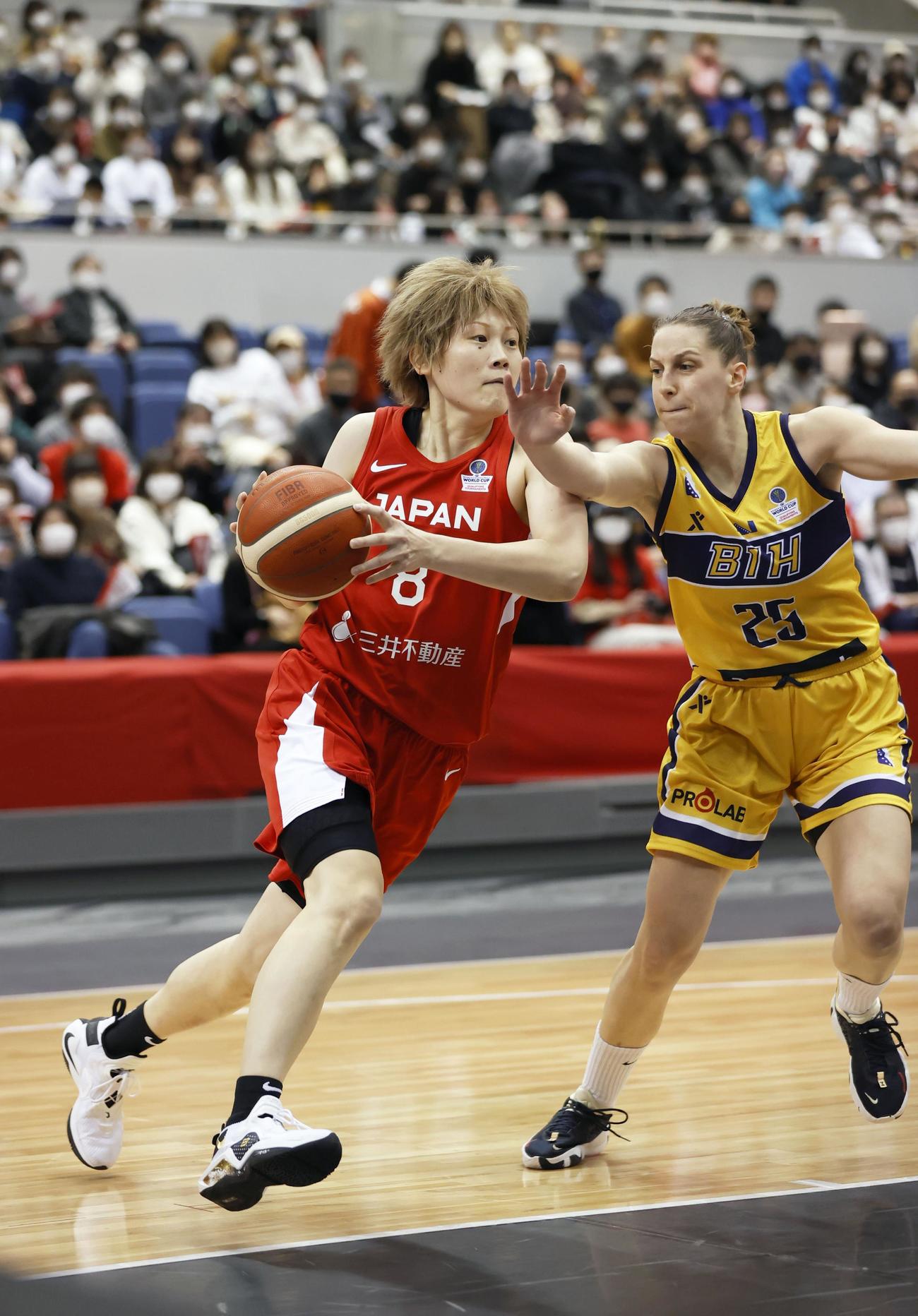 高田真希（左）（2022年2月13日撮影）
