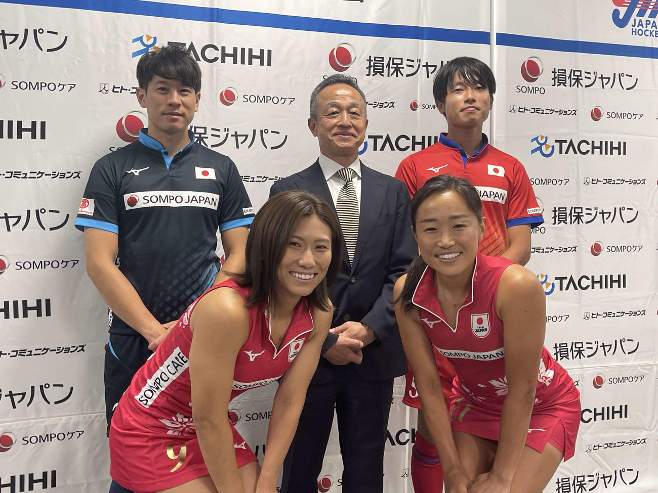 会見に臨んだ前列左から永井友理、及川栞、後列左から大橋雅貴、三須会長、田中世蓮