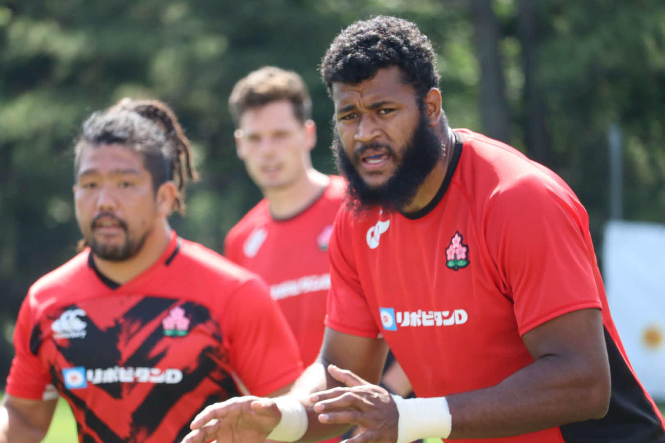 宮崎市の代表合宿に参加したサナイラ・ワクァ（右）（C）JRFU