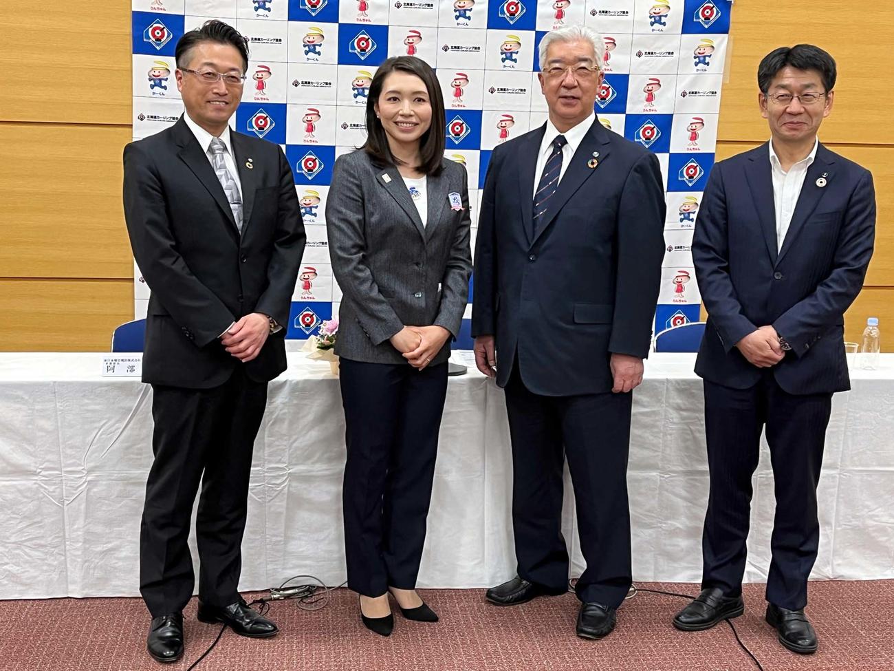 会見に出席した（左から）東日本電信電話北海道事業部の阿部事業部長、道協会の本橋広報室委員、貝森会長、ホクレン農業協同組合連合会の渡辺管理本部長（撮影・永野高輔）