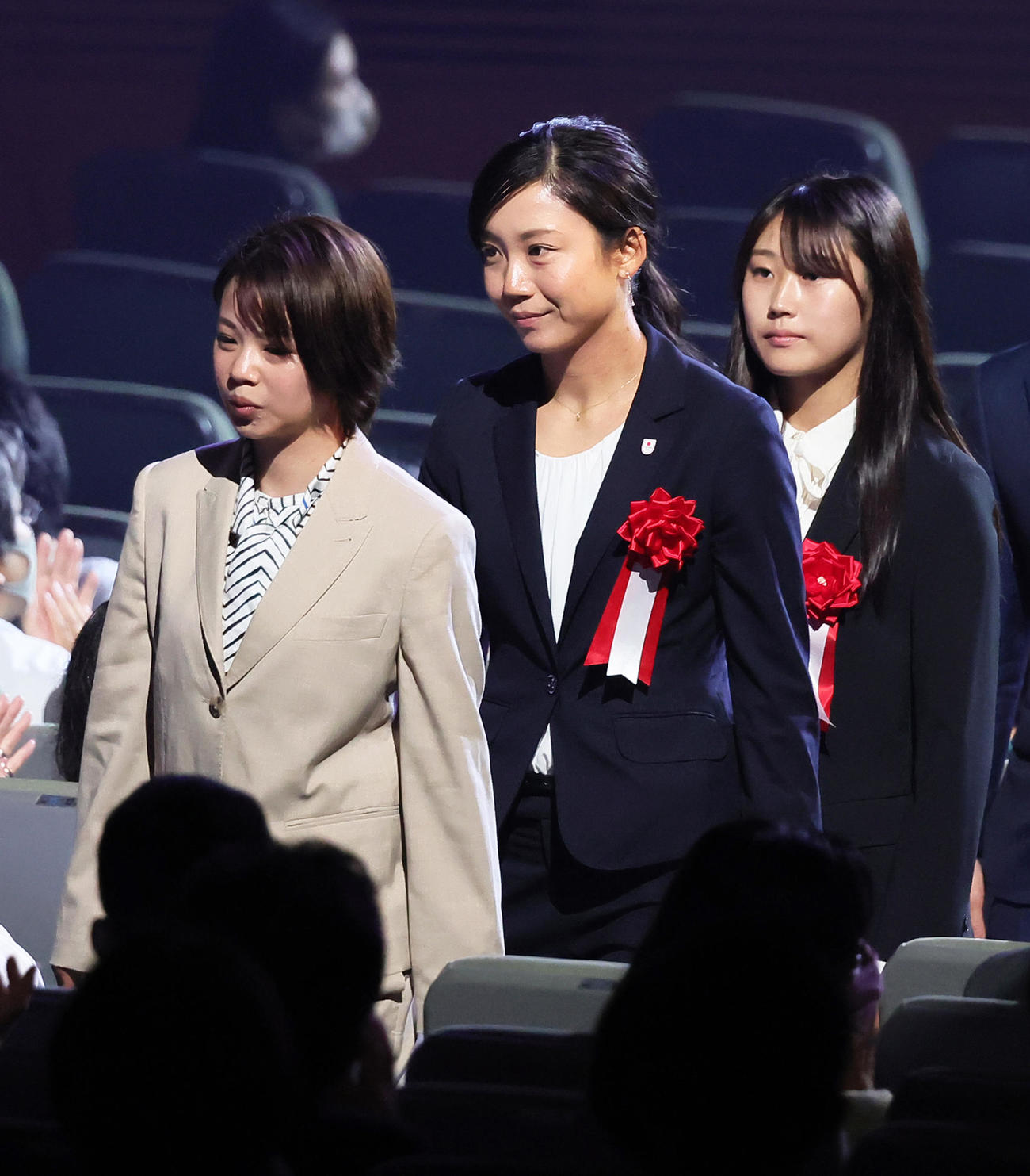 着席する、左からスピードスケートの高木菜、高木美、村瀬（撮影・足立雅史）