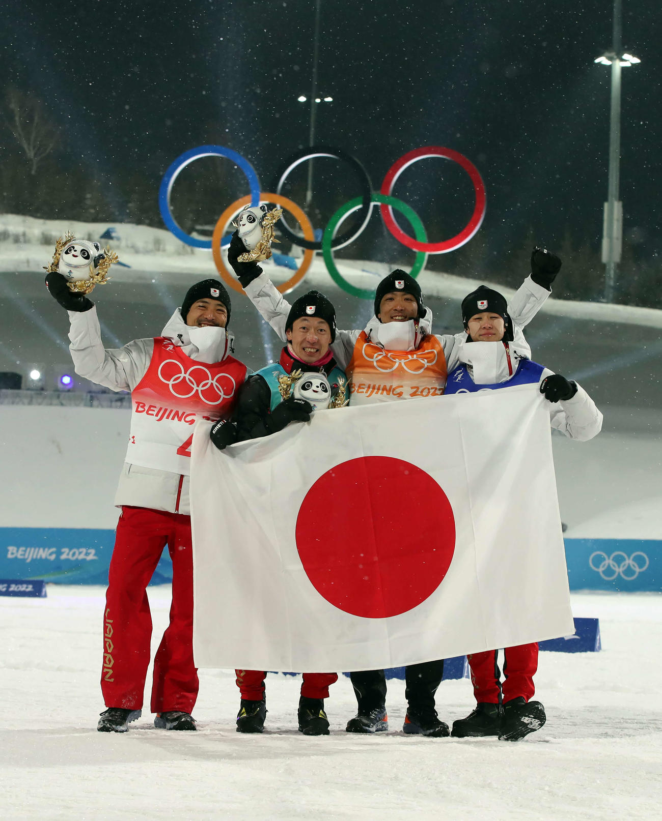 北京五輪、複合男子団体で銅メダルを獲得し喜ぶ、左から渡部善、永井、渡部暁、山本（22年2月17日撮影）