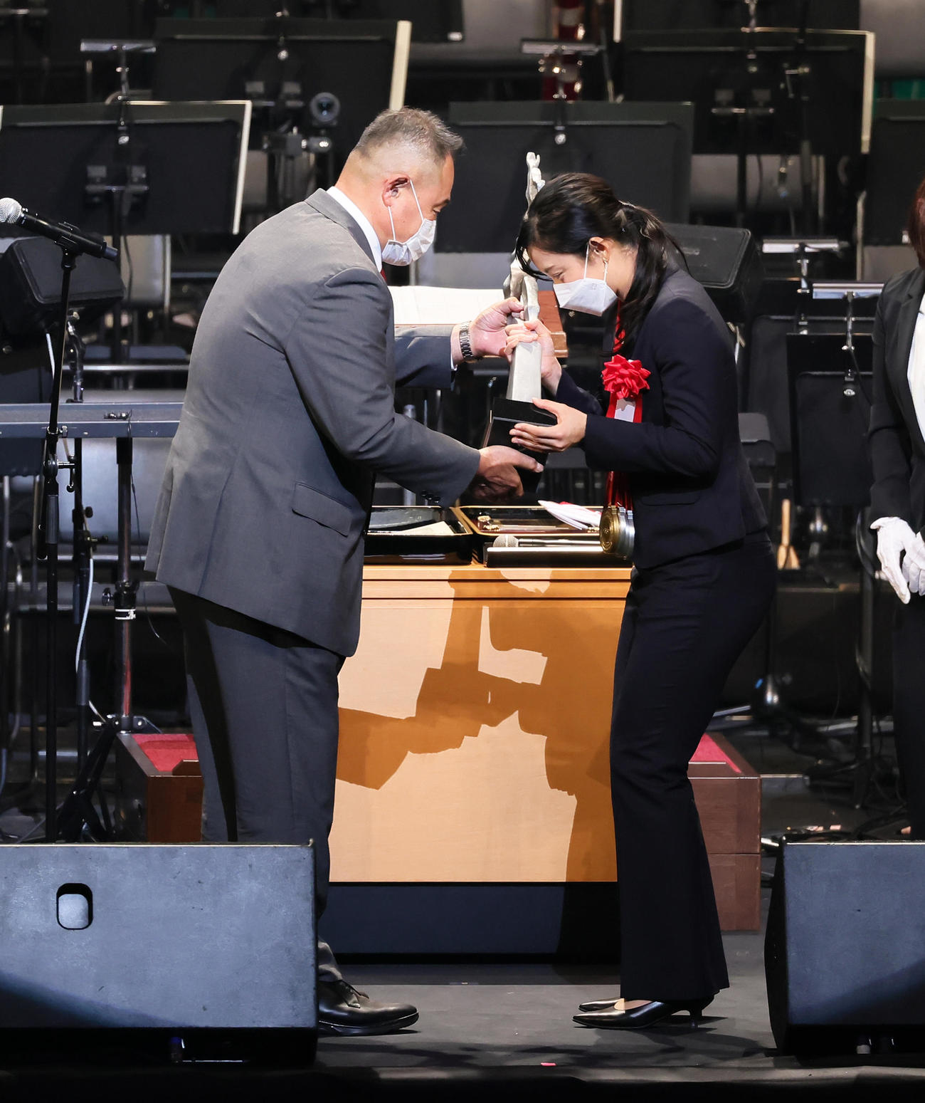 JOCスポーツ賞の最優秀賞を受賞した高木美（右）は山下会長からトロフィーを受け取る（撮影・足立雅史）