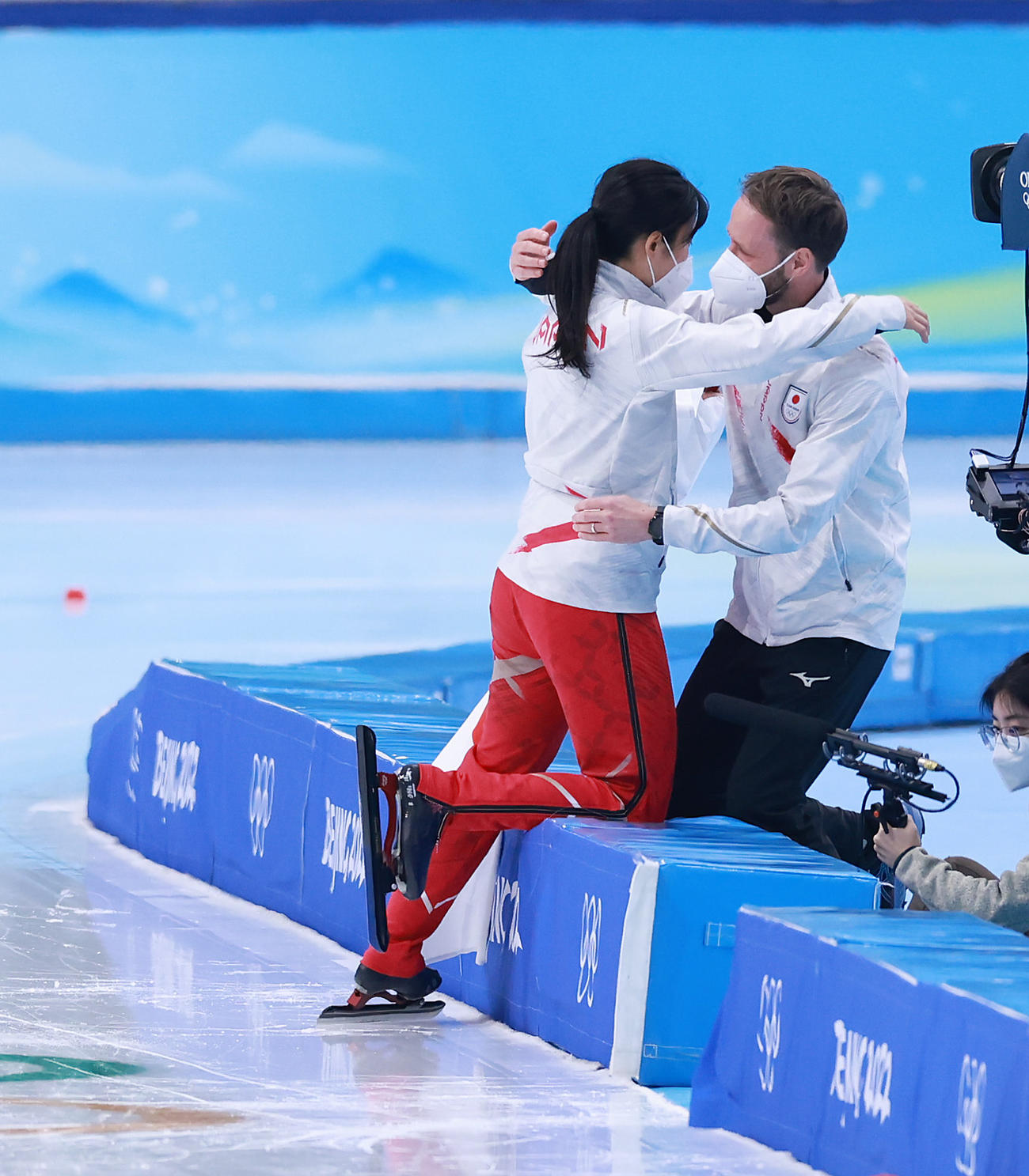北京五輪1000メートルで金メダルを獲得した高木美帆（左）は、ヨハン・デビットコーチと涙の抱擁（22年2月17日撮影）