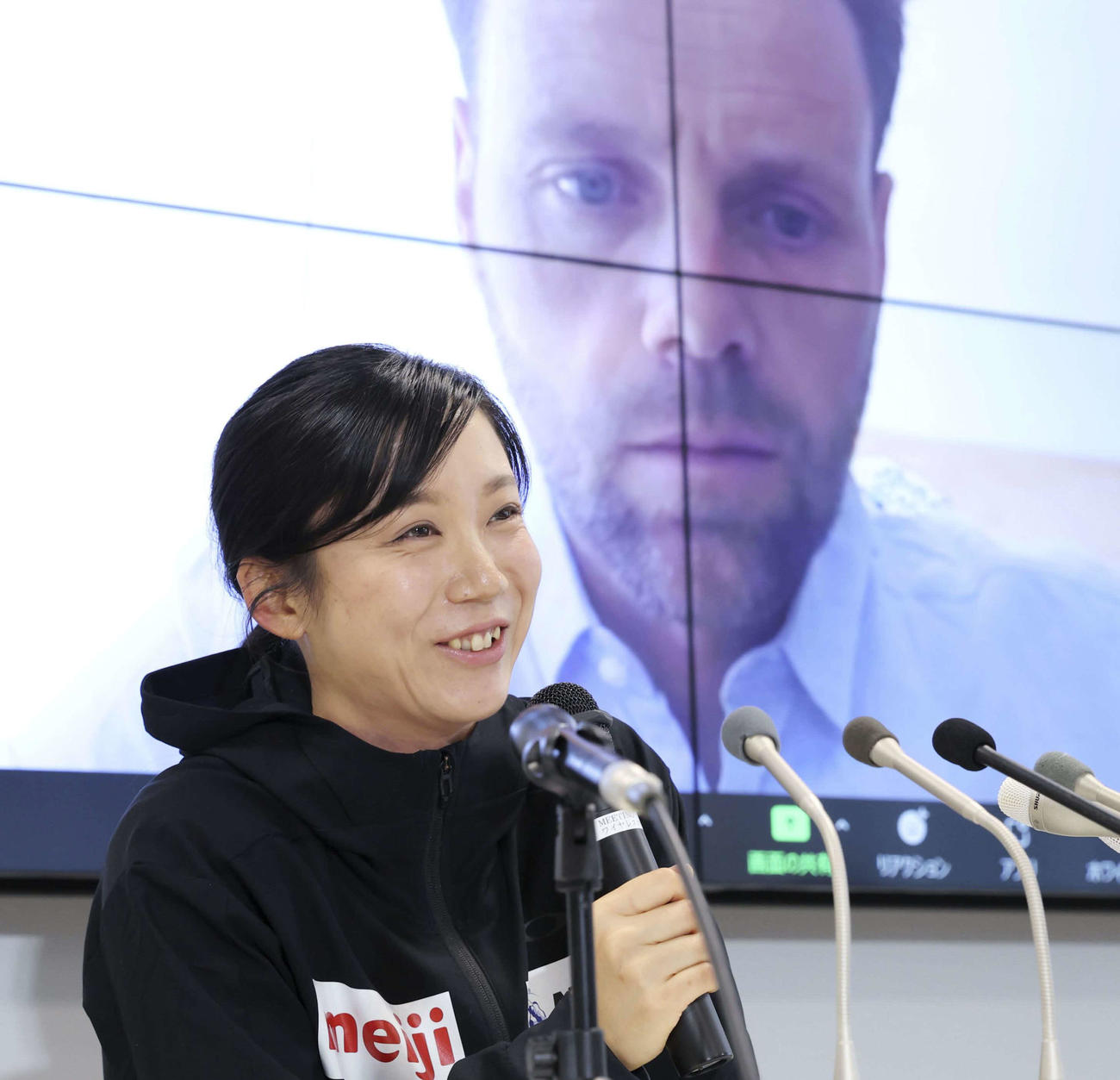 記者会見するスピードスケート女子の高木美帆。画面はオンラインで参加したヨハン・デビット氏（アフロスポーツ／JSF）