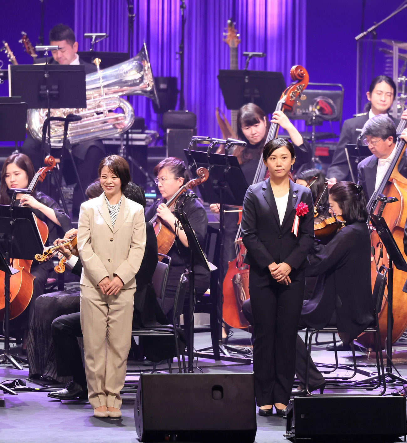 クラシック演奏に乗せて登場した高木菜那さん（左）と高木美帆（撮影・足立雅史）