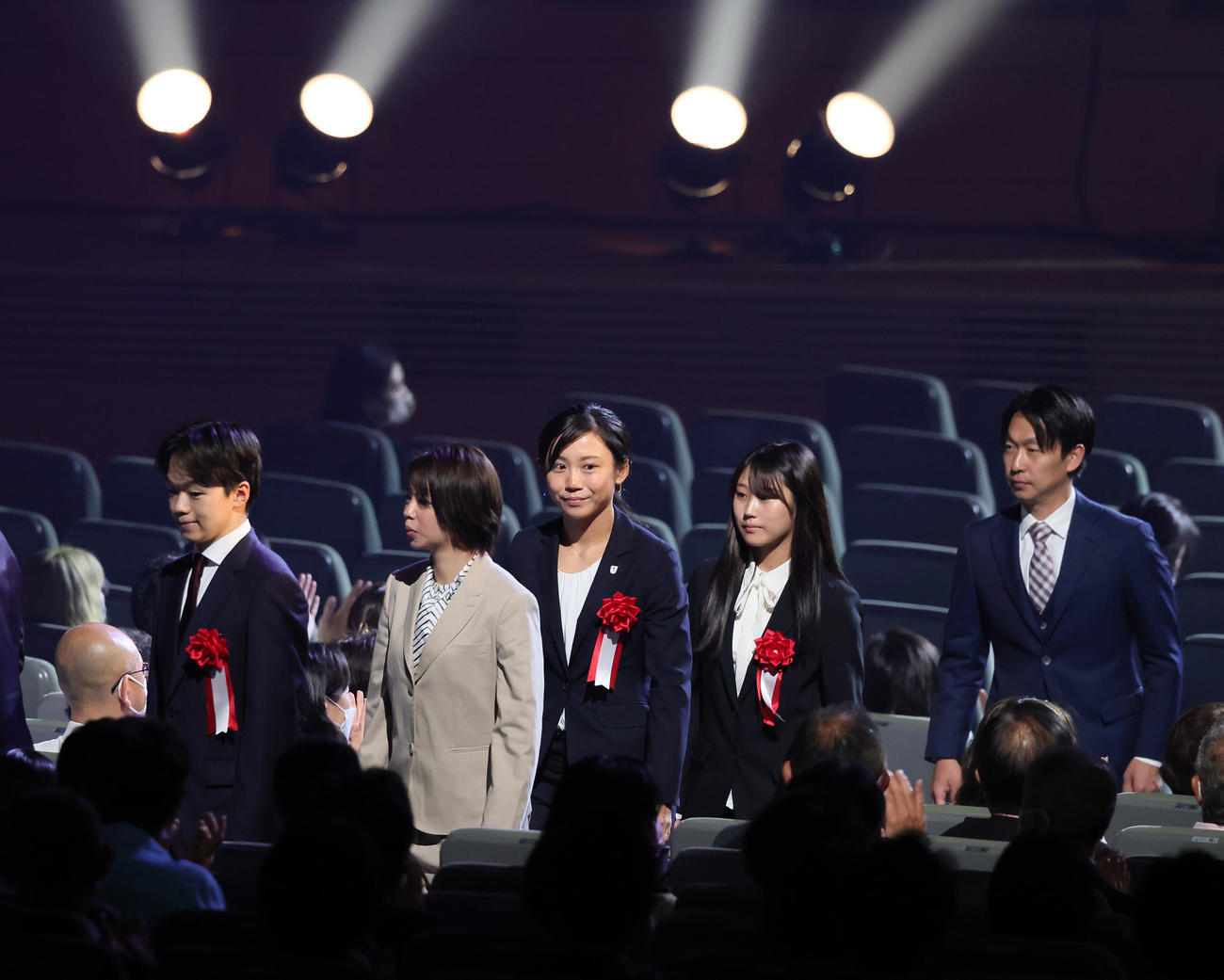 着席する、左から鍵山、高木菜、高木美、村瀬、永井（撮影・足立雅史）