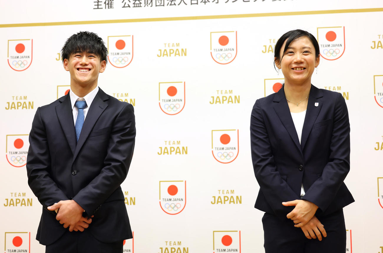 受賞の喜びを語った橋本（左）と高木美（撮影・足立雅史）