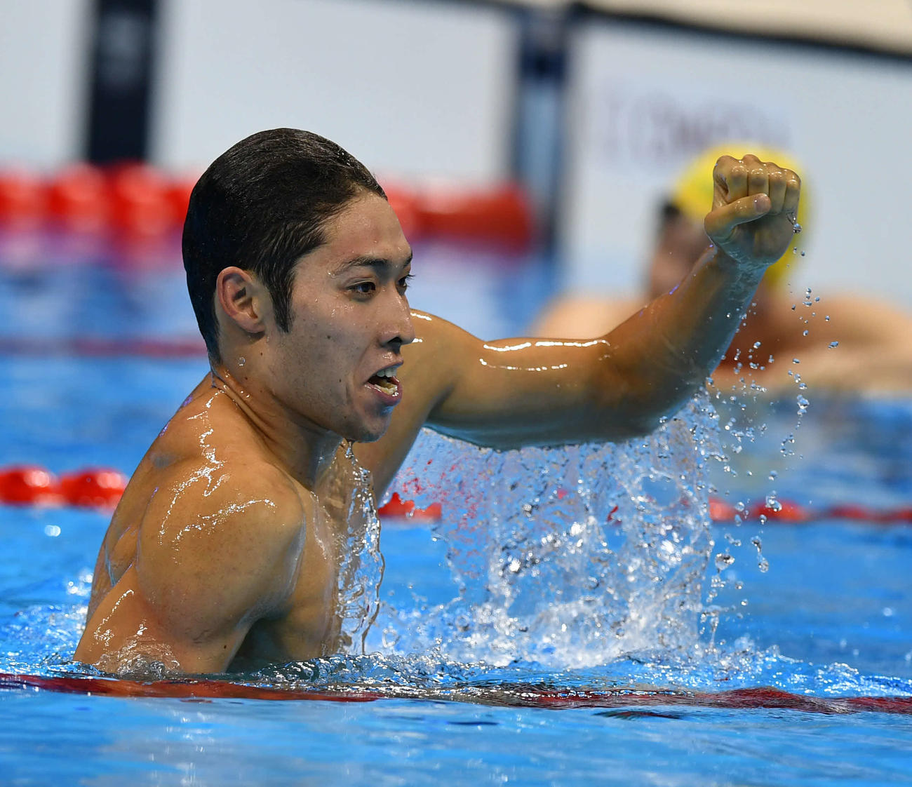 16年8月、リオデジャネイロ五輪の男子400メートル個人メドレーで金メダルに輝く萩野