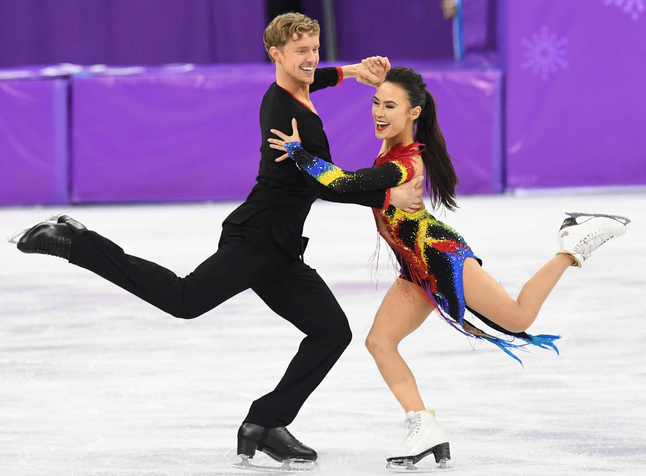 平昌五輪　アイスダンスSDで演技するマディソン・チョック（右）とエバン・ベーツ（2018年2月19日）