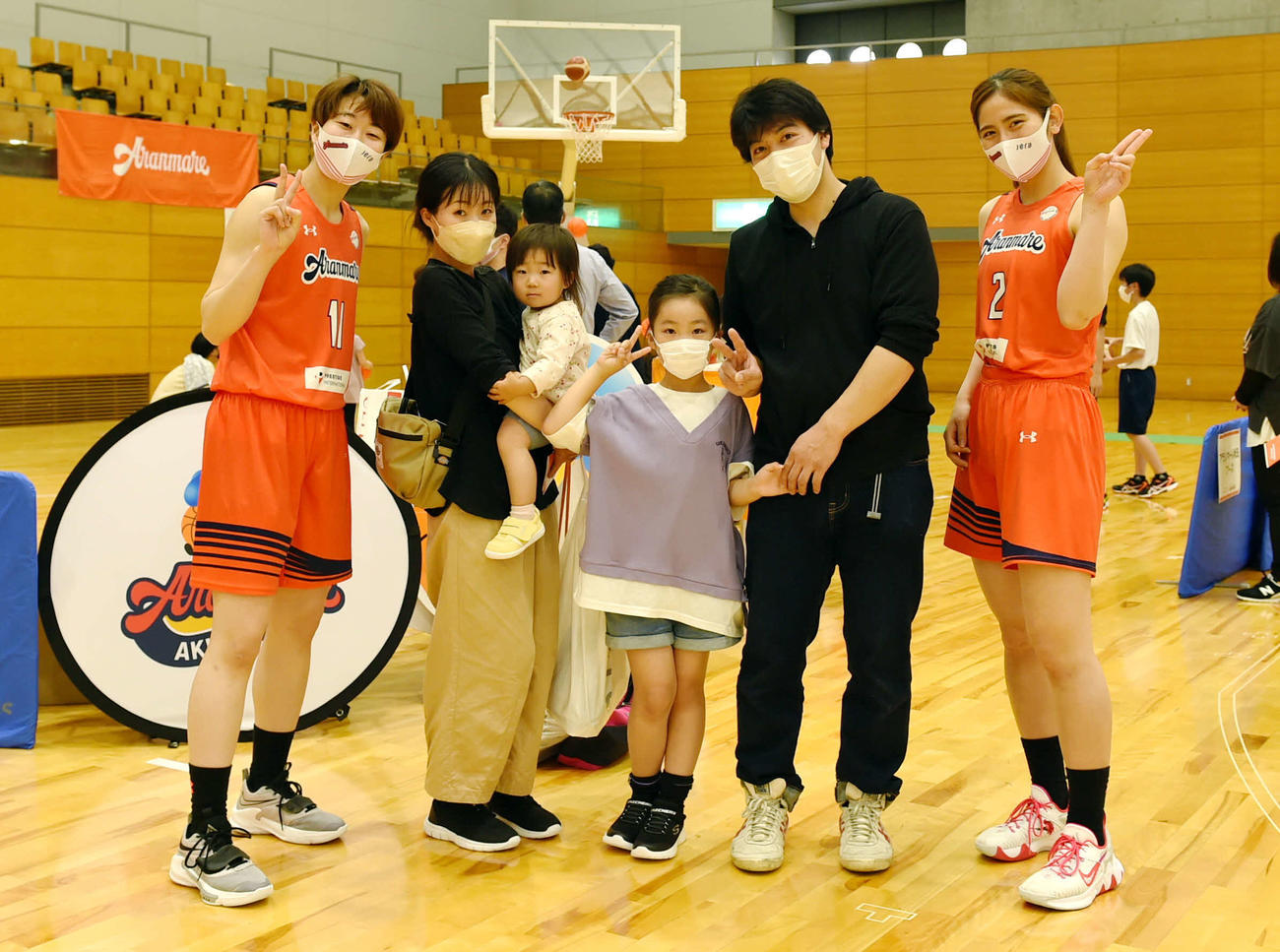 来場者とイベントを楽しんだアランマーレ秋田・河瀬（左）と嘉陽