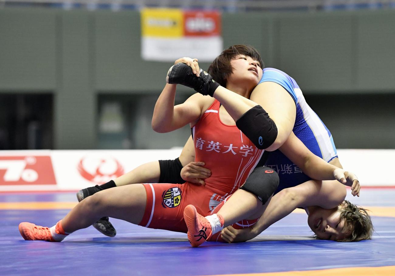 女子57キロ級決勝　優勝した桜井つぐみ（左）（共同）