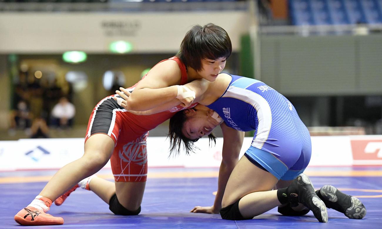 女子57キロ級決勝　優勝した桜井つぐみ（左）（共同）