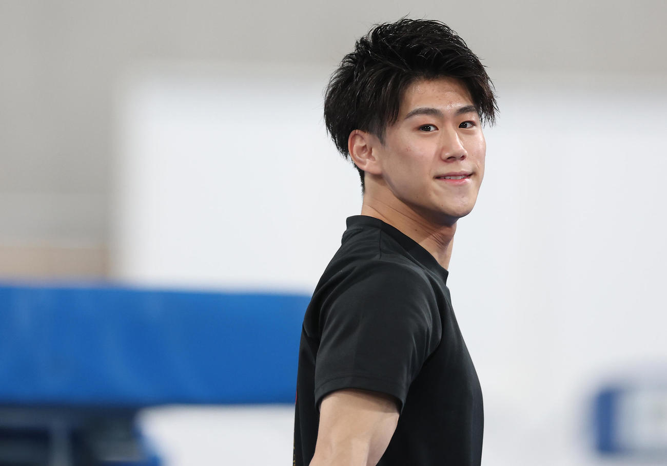 公式練習であん馬を確認し笑顔を見せながら引き揚げる橋本（撮影・垰建太）