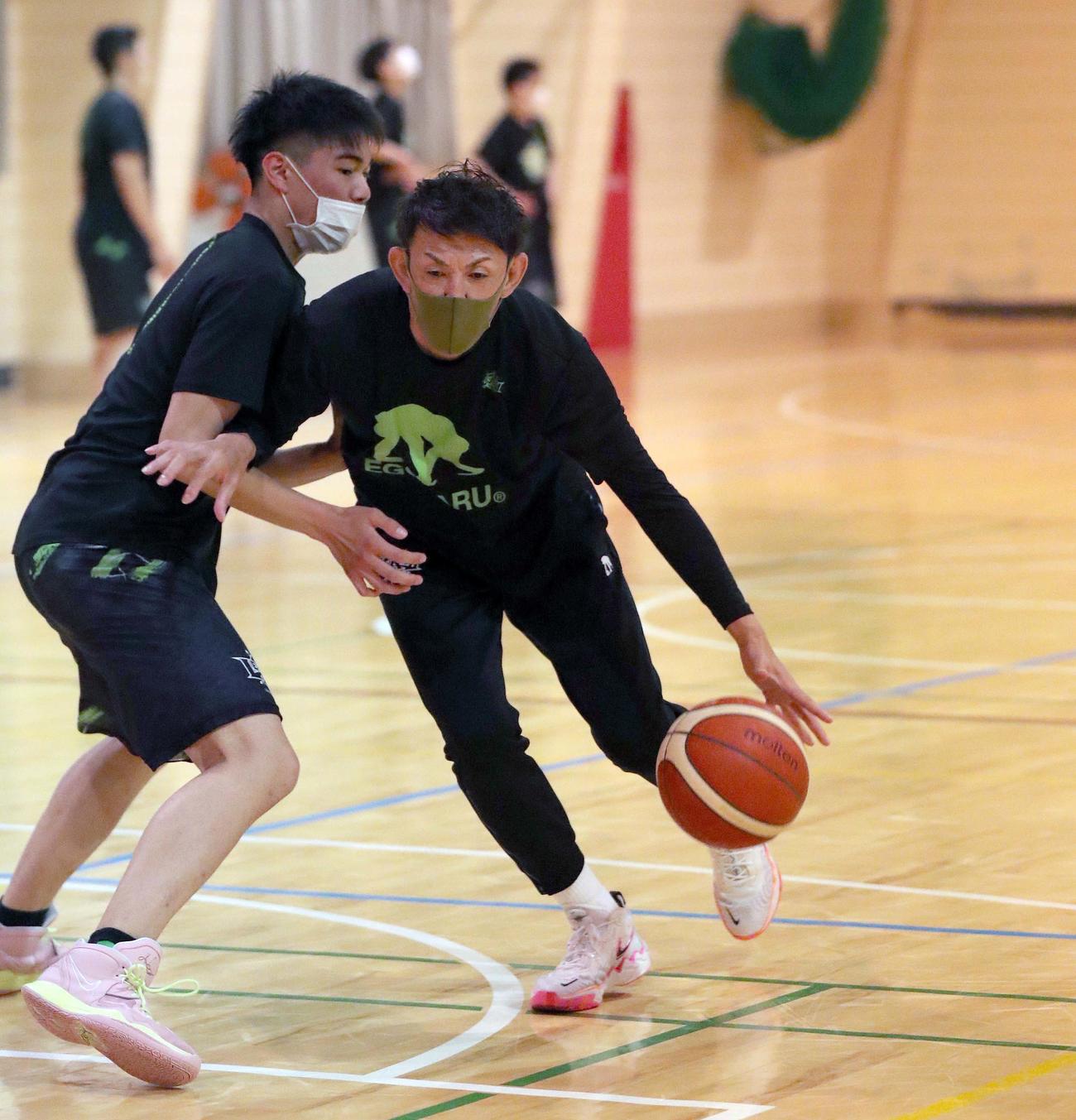 引退試合に向け調整するレバンガ北海道の折茂氏（右）（撮影・黒川智章）