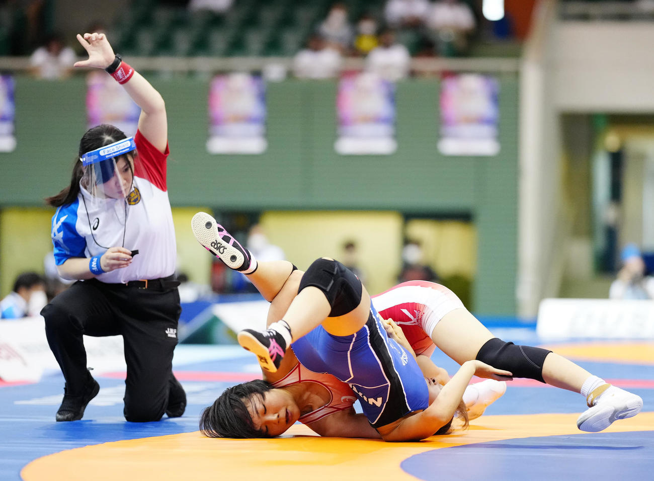 女子フリースタイル53キロ級　準々決勝で佐々木（右）を攻める藤波（撮影・江口和貴）