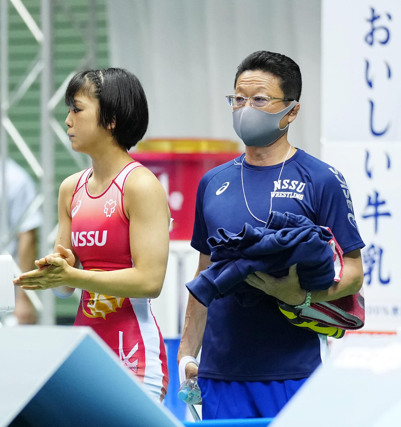 女子フリースタイル53キロ級　準々決勝　藤波（左）のセコンドにつく父の俊一さん（撮影・江口和貴）