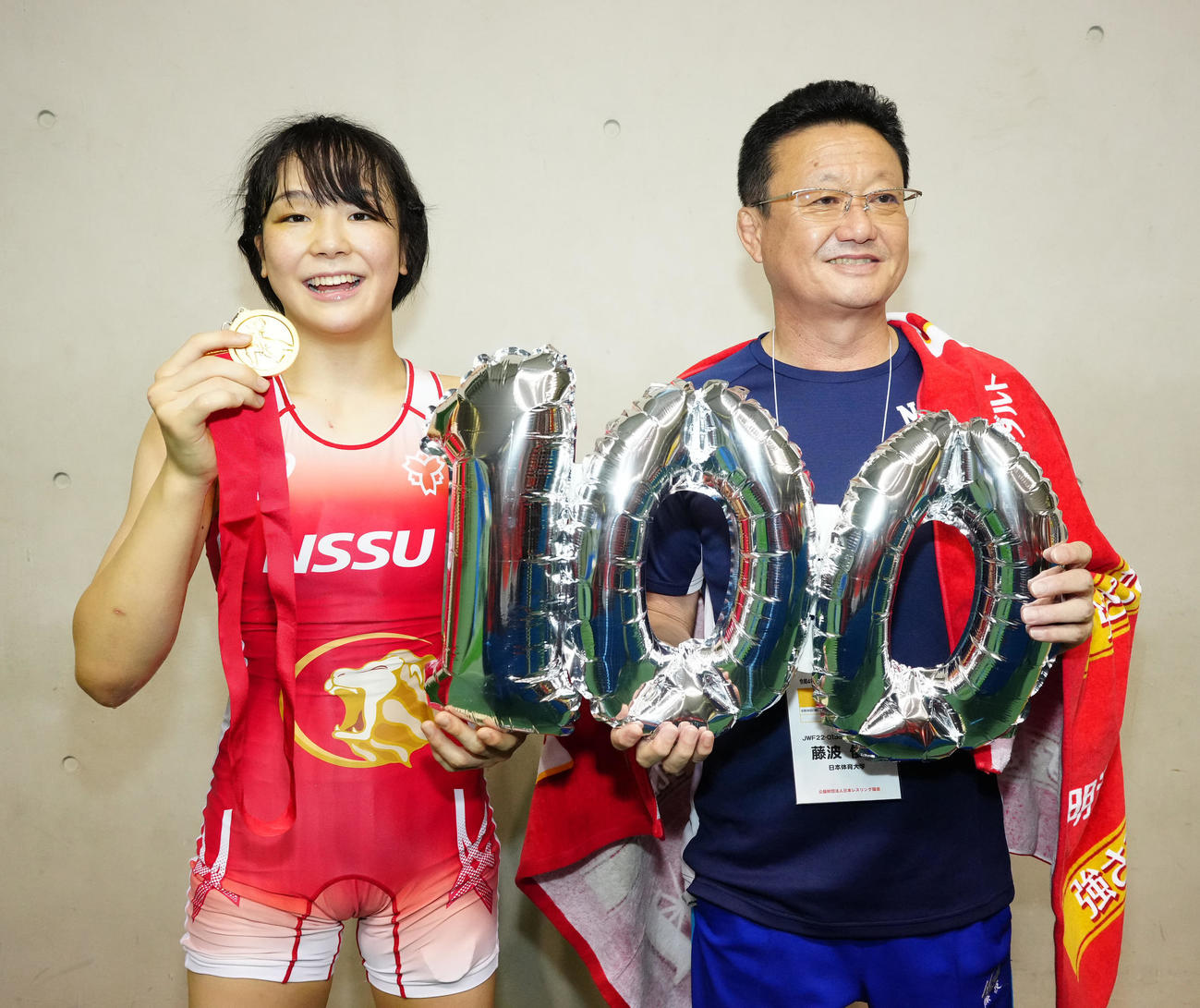 女子フリースタイル53キロ級で優勝し、公式戦100連勝とした藤波（左）はコーチの父俊一さんと写真に納まる（撮影・江口和貴）