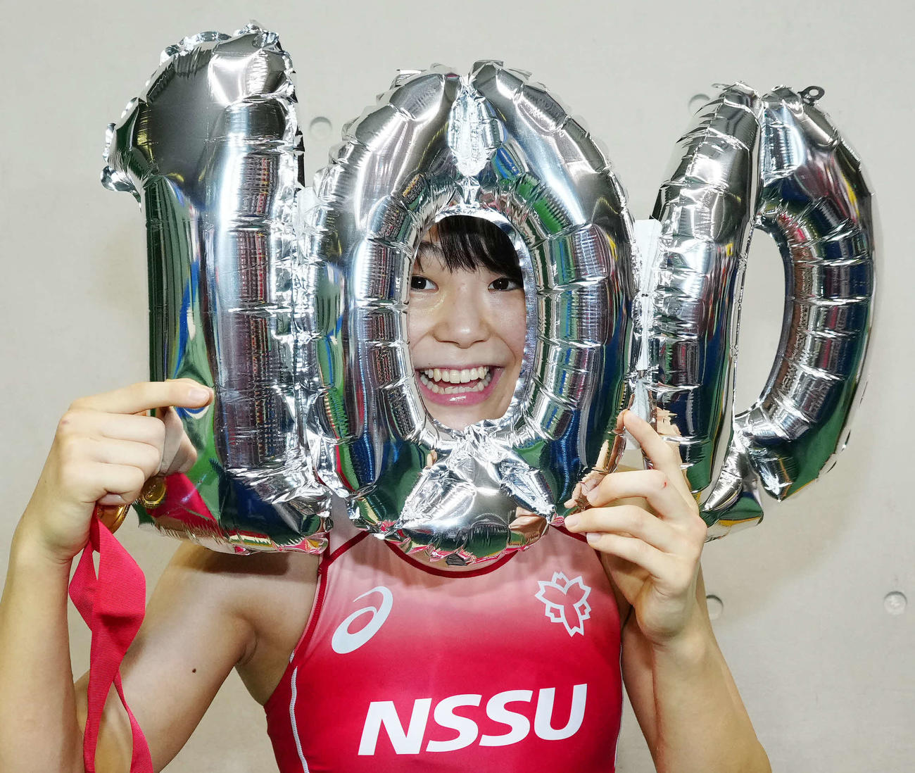 女子フリースタイル53キロ級で優勝し、公式戦100連勝とした藤波は「0」の間から顔をのぞかせる（撮影・江口和貴）