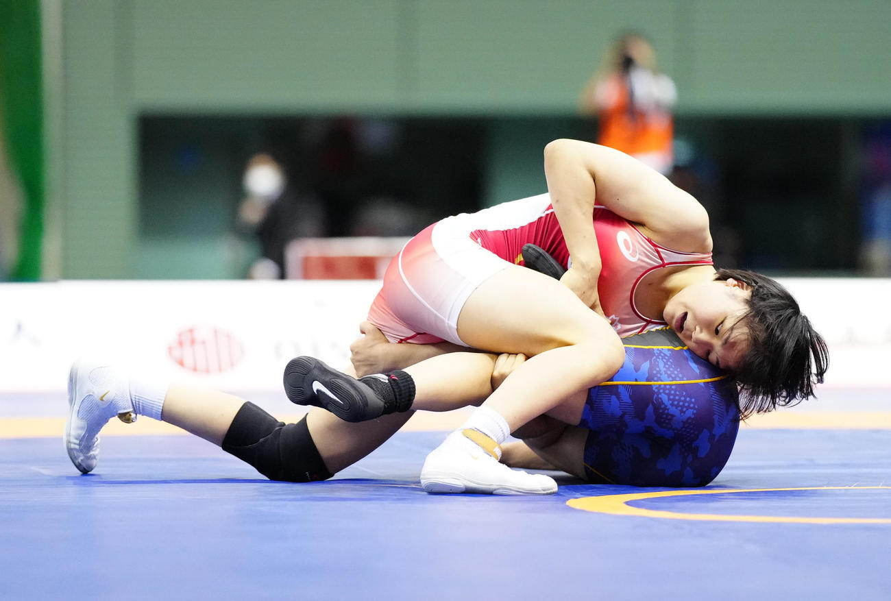 女子フリースタイル53キロ級　決勝で奥野（下）を攻める藤波（撮影・江口和貴）