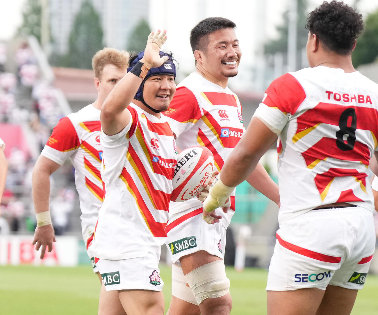 日本対ウルグアイ　後半、トライを決め、笑顔でタッチをする日本日野（左から2人目）（撮影・菅敏）