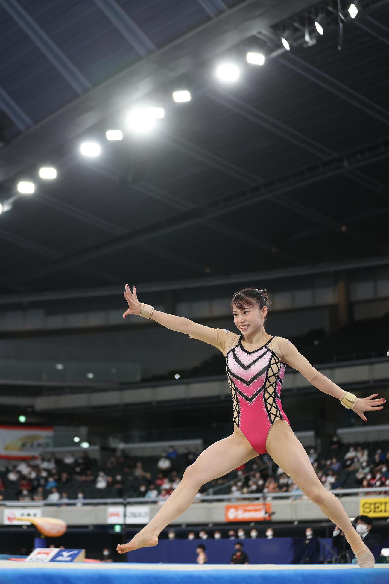 女子予選、笑顔を見せながらゆかの演技をする杉原（撮影・垰建太）