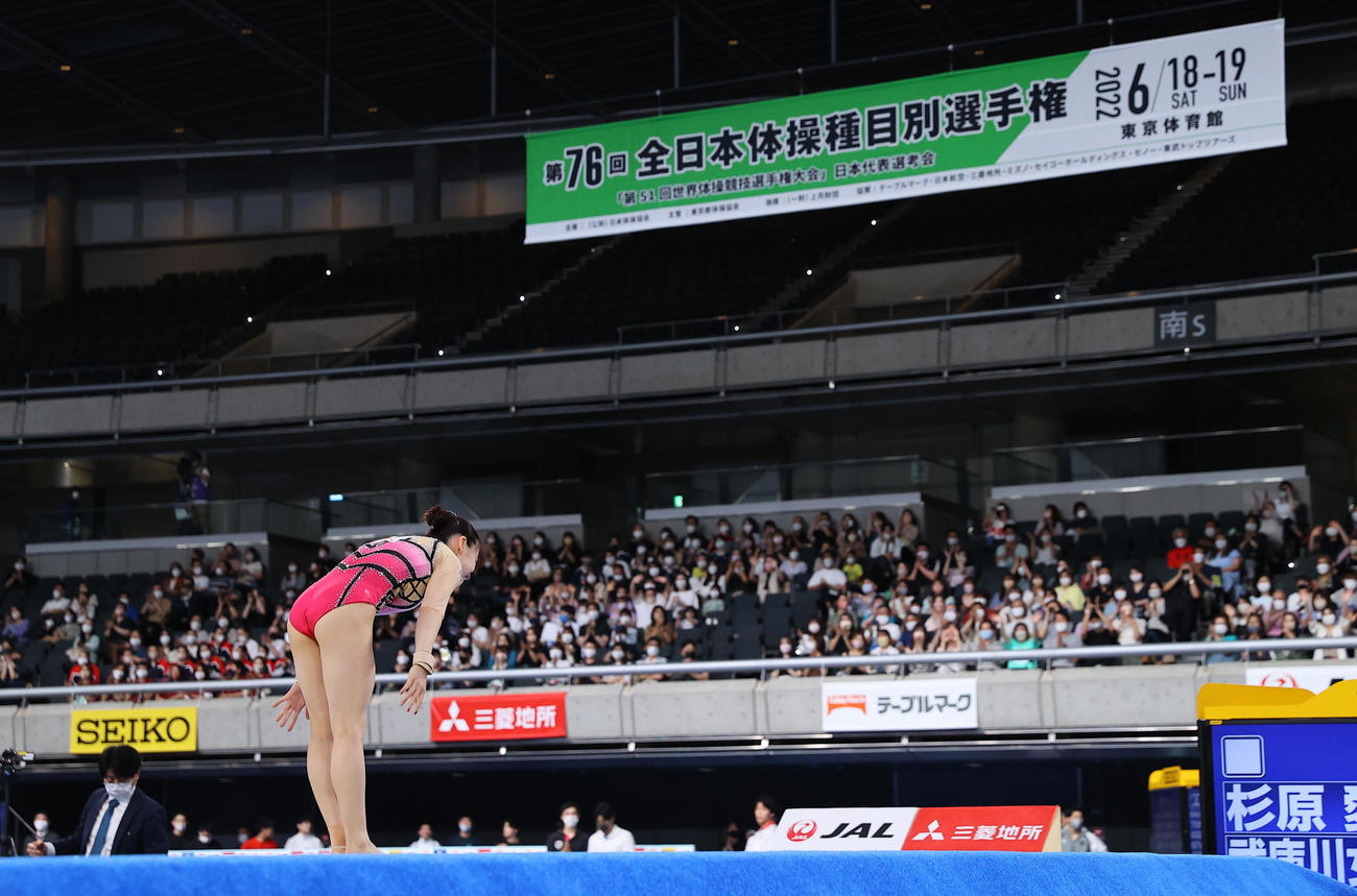 女子予選、ゆかの演技を終え拍手に一礼する杉原（撮影・垰建太）