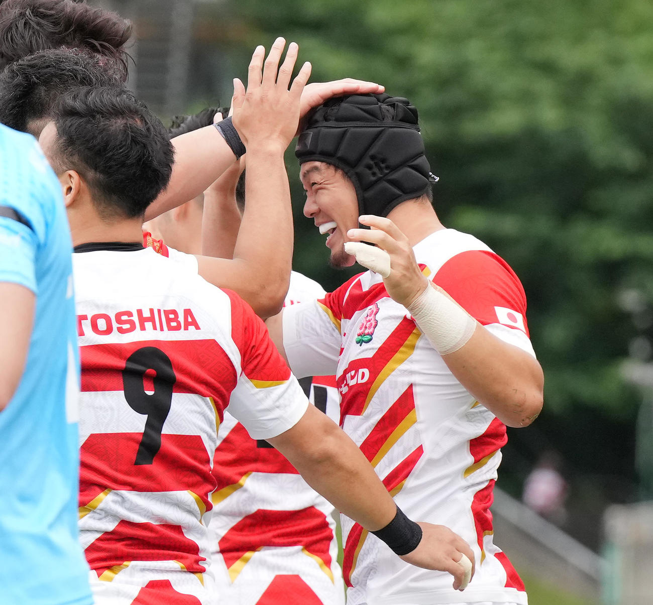 日本対ウルグアイ　前半、先制のトライを決め、笑顔を見せるTB根塚（右）（撮影・菅敏）