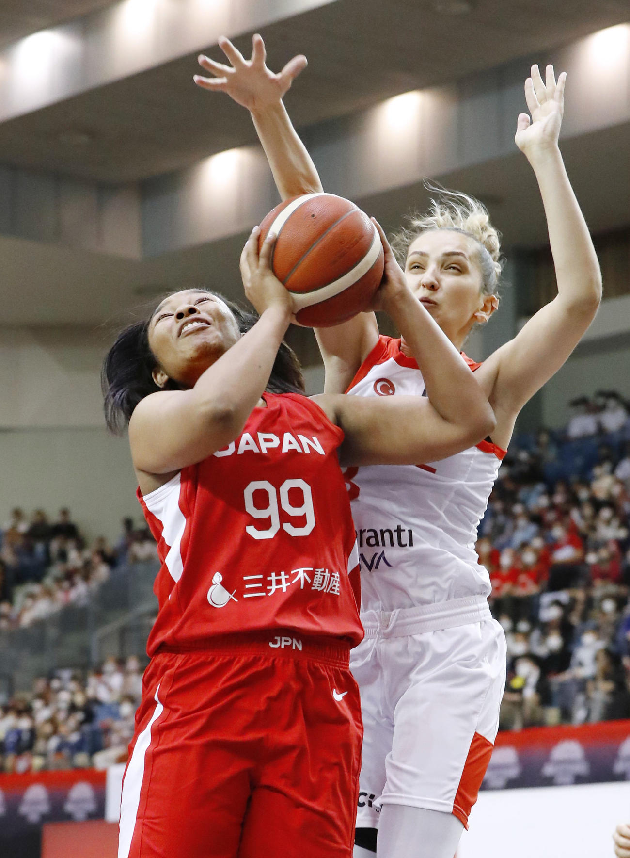 バスケットボール女子日本代表国際強化試合　日本対トルコ　第1Q、ゴールを狙うオコエ桃仁花（代表撮影）