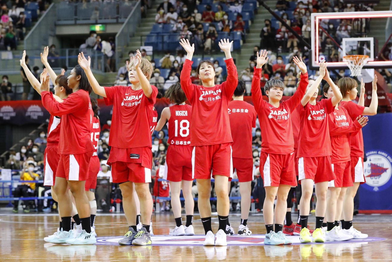 バスケットボール女子日本代表国際強化試合　日本対トルコ　トルコに勝利し観客に手を振る日本代表（代表撮影）