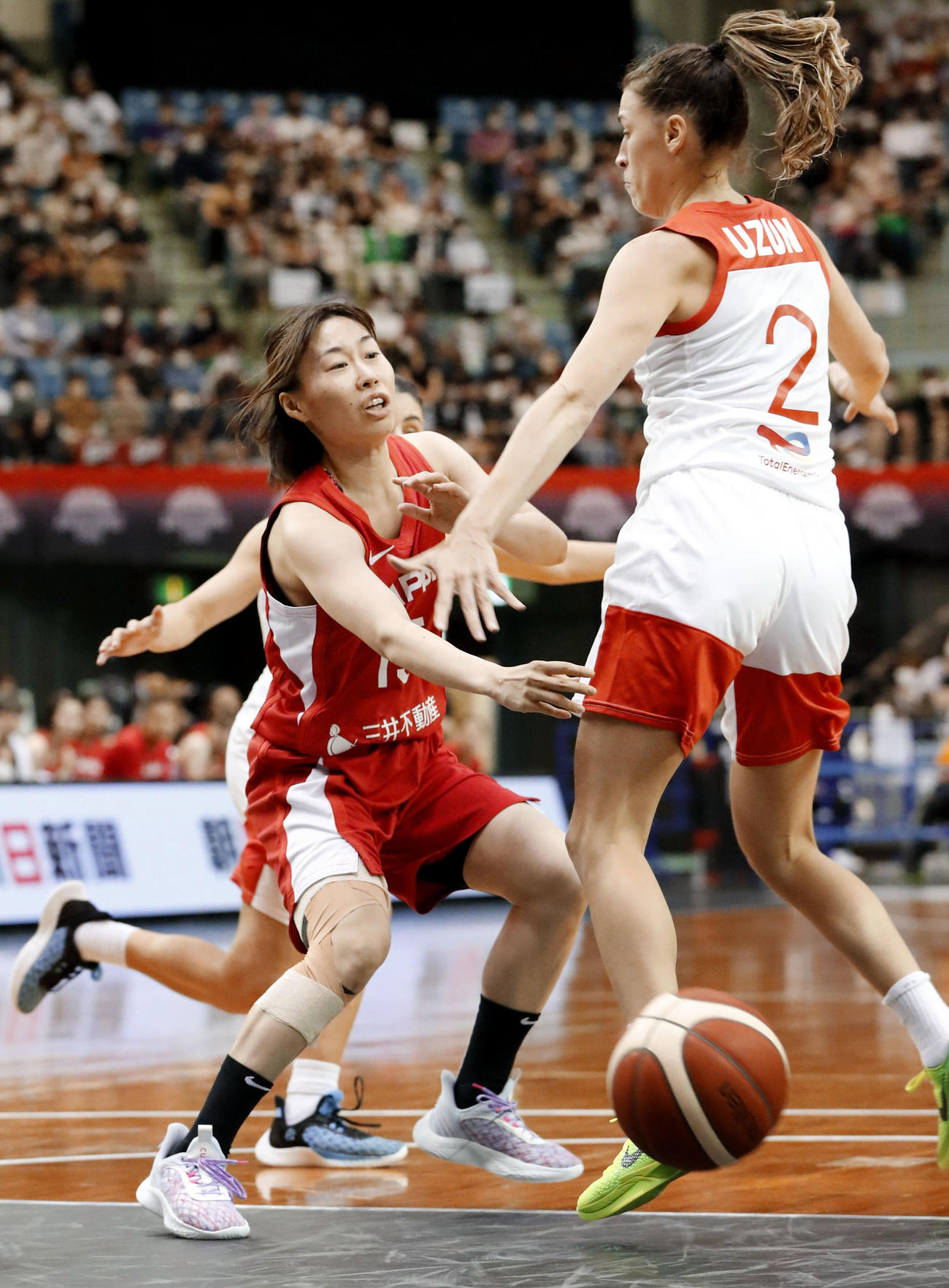 バスケットボール女子日本代表国際強化試合　日本対トルコ　第4Q、パスを出す本橋菜子（代表撮影）