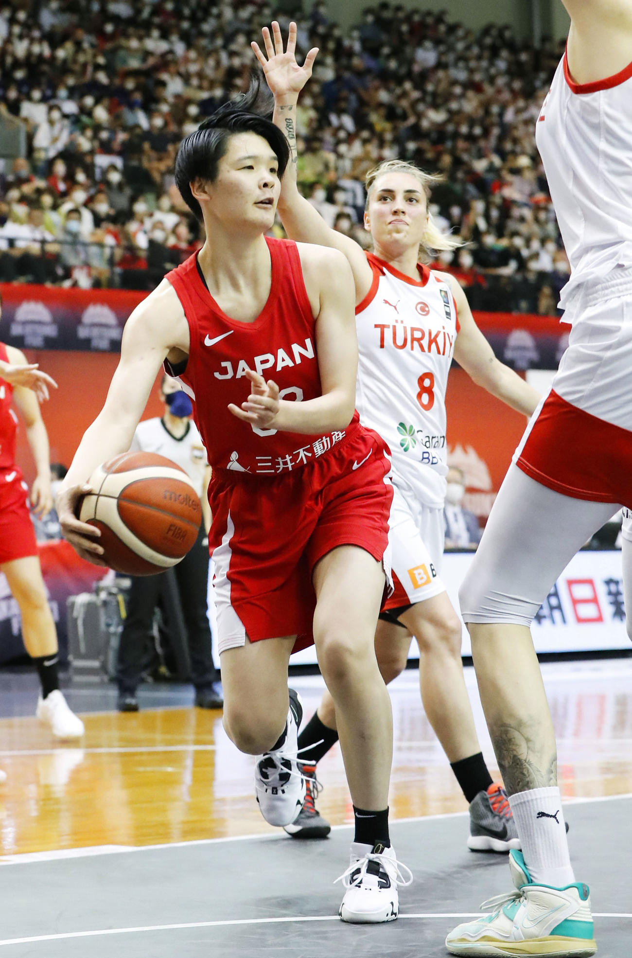 バスケットボール女子日本代表国際強化試合　日本対トルコ　第3Q、パスを出す赤穂ひまわり（代表撮影）