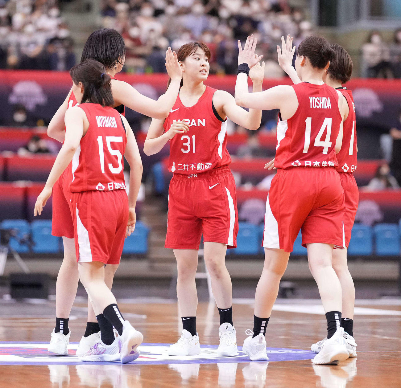日本対トルコ　トルコに勝利しタッチを交わす日本代表（撮影・鈴木みどり）