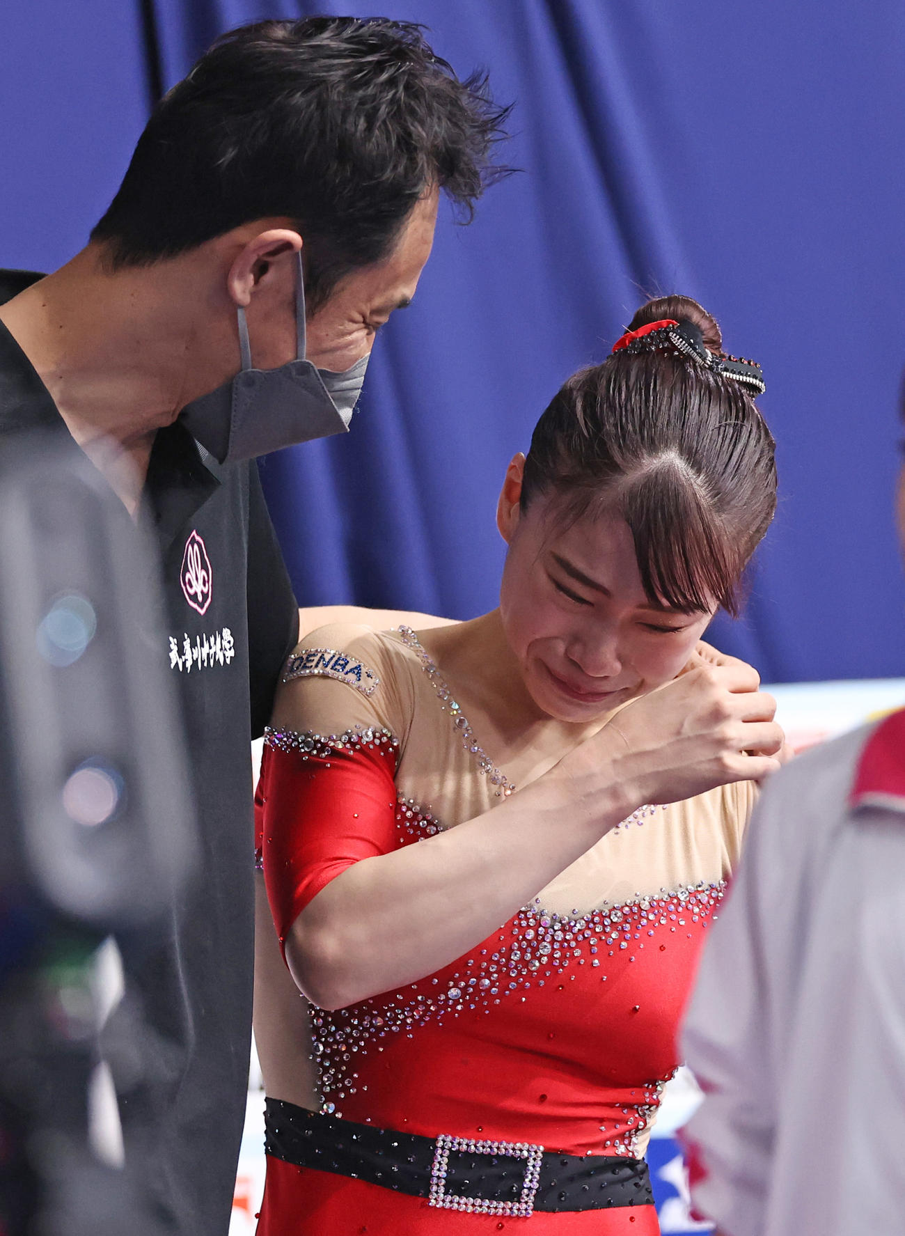 女子ゆか決勝の演技を終え涙する杉原（右）（撮影・垰建太）