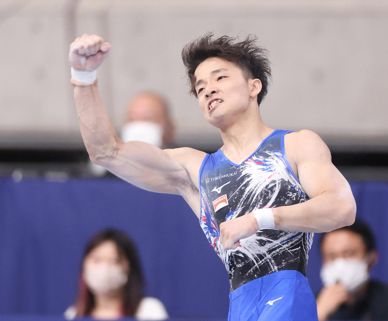 男子あん馬決勝で演技を終え力強くガッツポーズする杉野（撮影・垰建太）