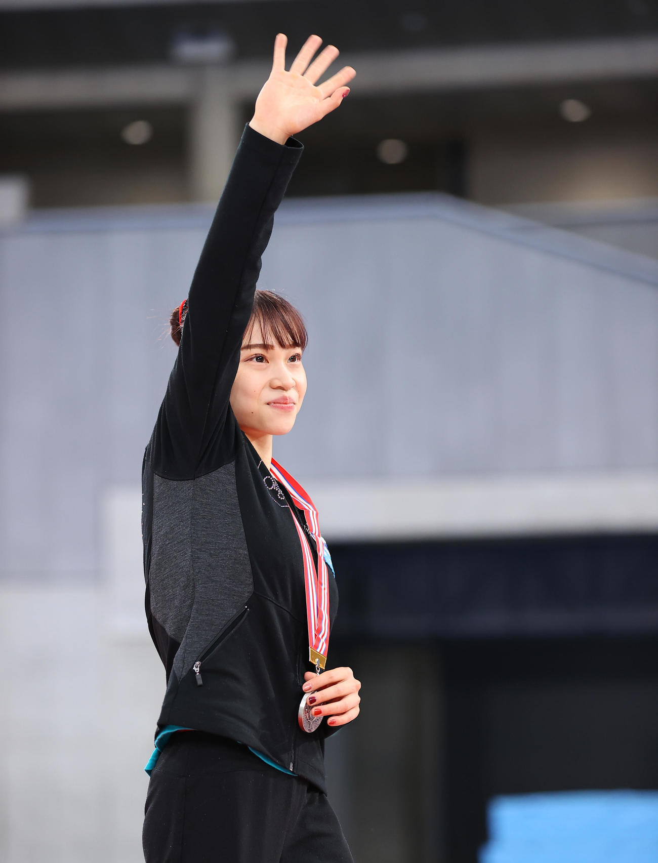 女子ゆかで2位となりメダルを手にスタンドに手を振る杉原（撮影・垰建太）