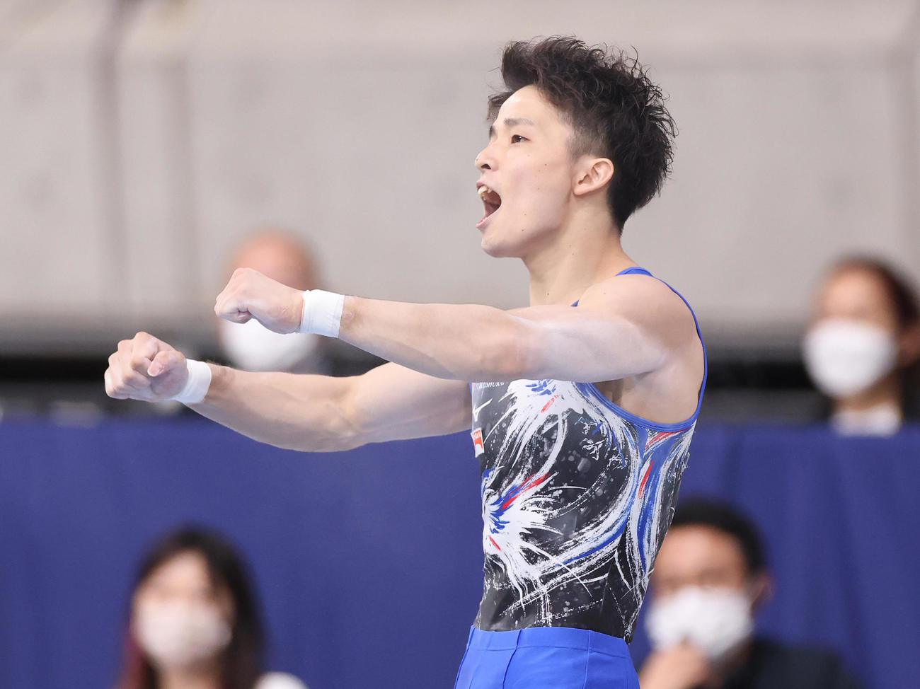 男子あん馬決勝で演技を終え雄たけびを上げる杉野（撮影・垰建太）