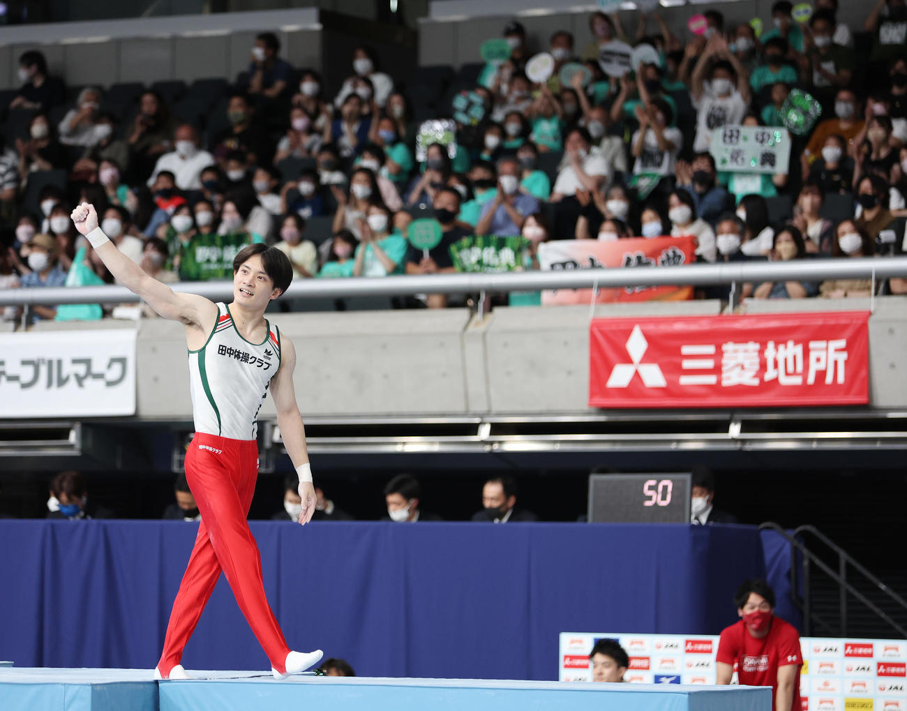 男子平行棒決勝で演技を終えスタンドに笑顔を見せる田中（撮影・垰建太）