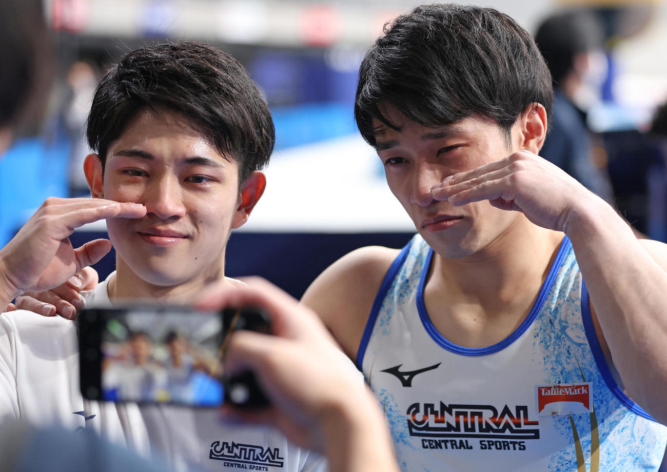 演技を終え2人して涙した谷川航（右）と弟の翔は目に涙を浮かべながら写真に納まる（撮影・垰建太）