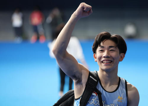 男子ゆかで優勝しスタンドに笑顔を見せる南(撮影・垰建太)