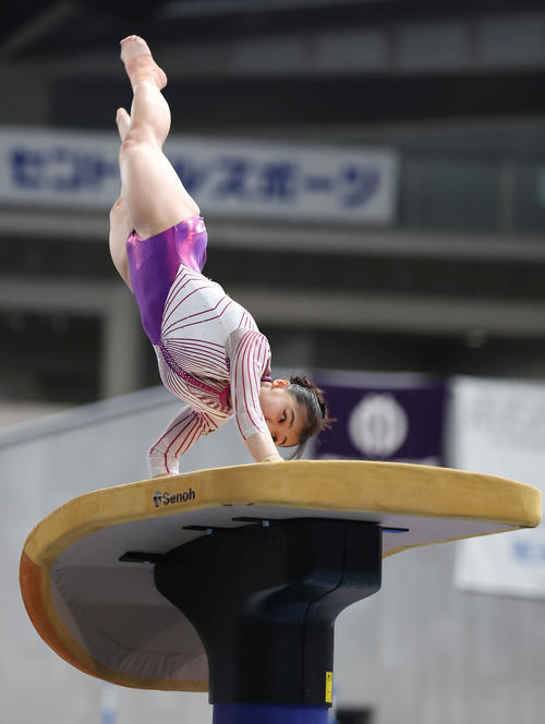 女子跳馬決勝で演技する牛奥(撮影・垰建太)