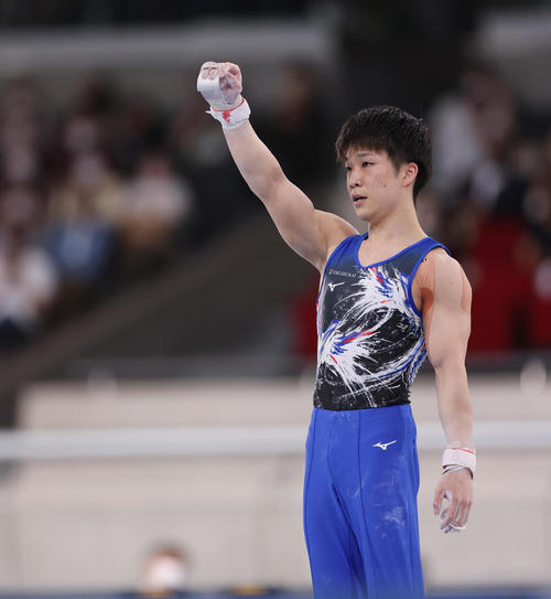 男子つり輪決勝で演技を終えガッツポーズする高橋(撮影・垰建太)