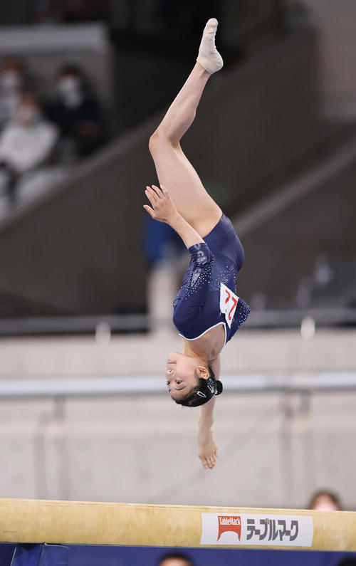 女子平均台決勝で演技する山口(撮影・垰建太)