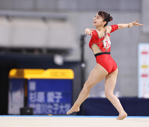 女子ゆか決勝で演技する杉原(撮影・垰建太)