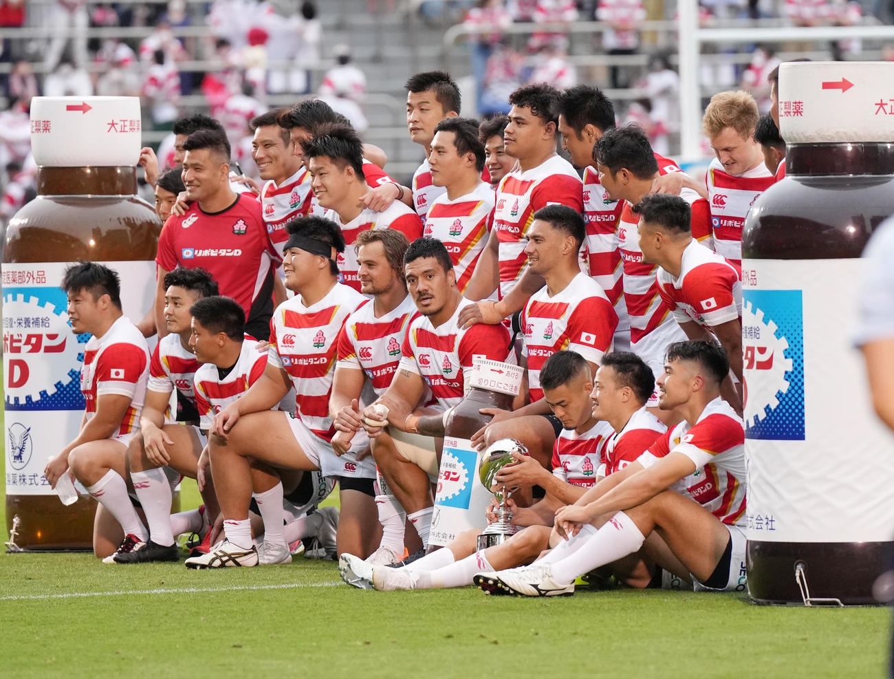ウルグアイに勝利し、記念写真に納まる日本代表の選手たち（撮影・菅敏）