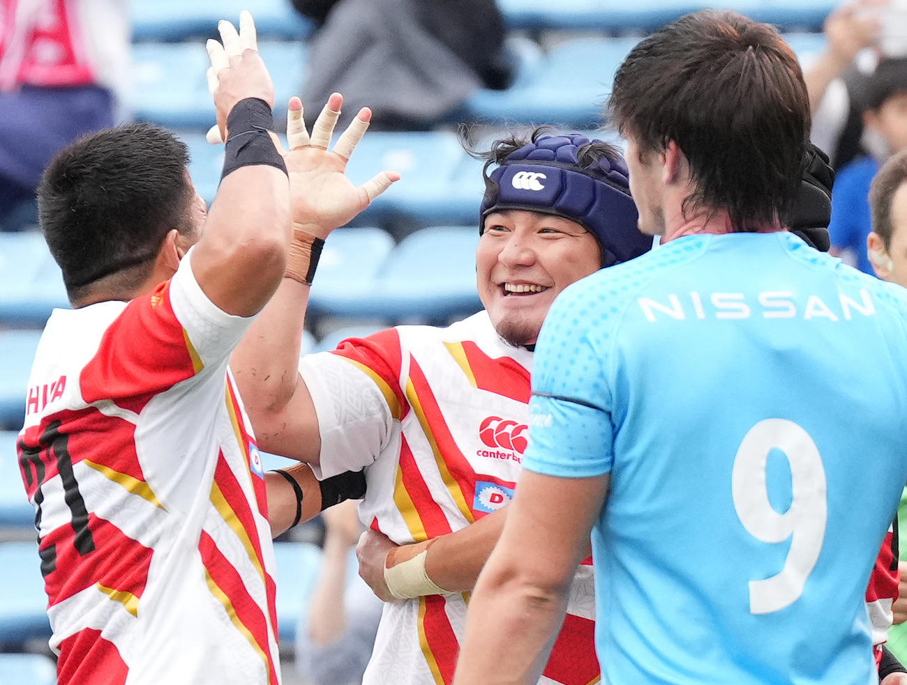リポビタンDチャレンジカップ2022　日本対ウルグアイ　後半、トライを決め、笑顔でタッチをする日本日野（中央）（撮影・菅敏）