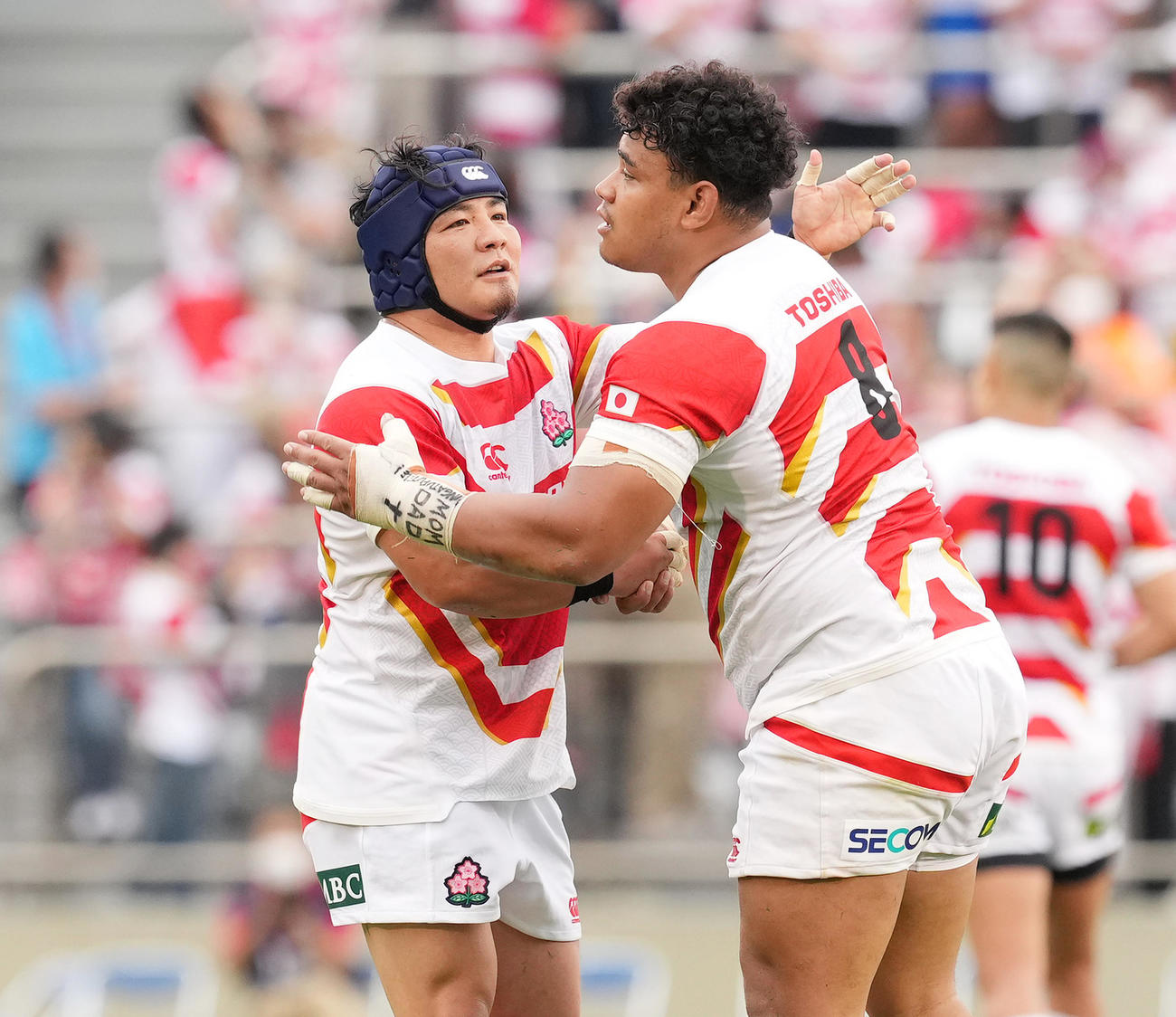 ウルグアイに勝利し、握手をするFWタタフ（右）と日野（撮影・菅敏）