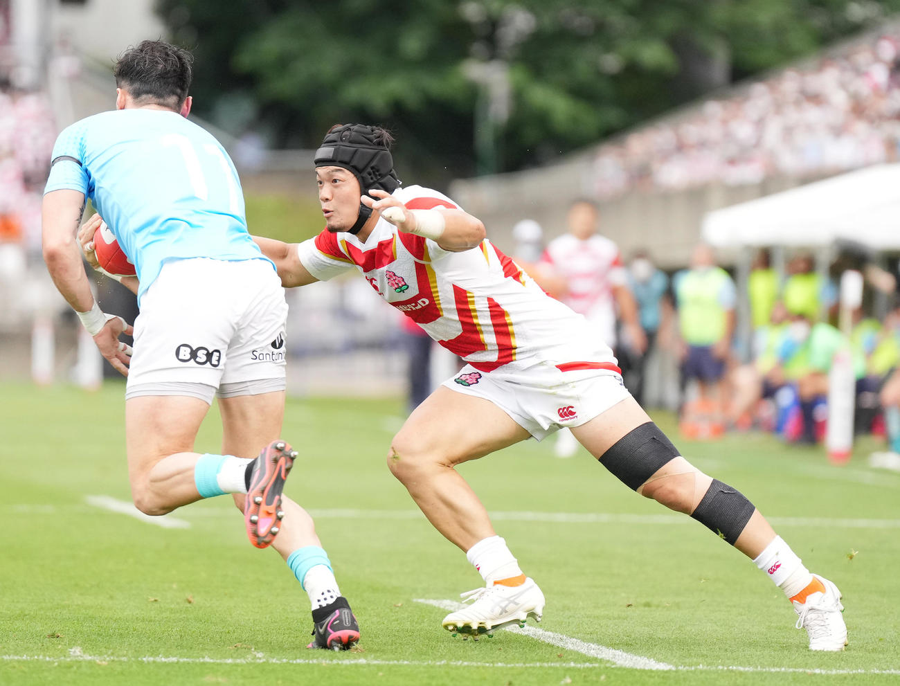 リポビタンDチャレンジカップ2022　日本対ウルグアイ　前半、相手の選手にタックルするTB根塚（右）（撮影・菅敏）