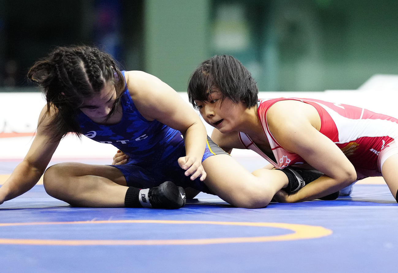 女子フリースタイル53キロ級　決勝で奥野（左）を攻める藤波（撮影・江口和貴）