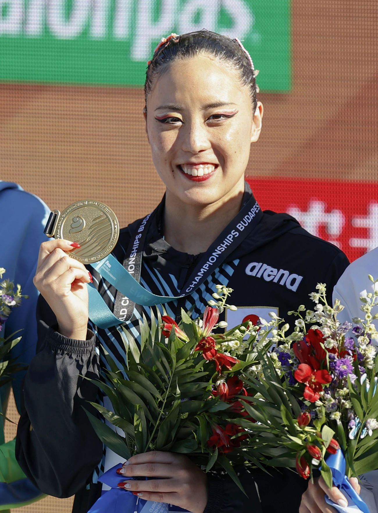 水泳世界選手権アーティスティックスイミングのソロ・テクニカルルーティンを制し、金メダルを手にする乾友紀子（共同）